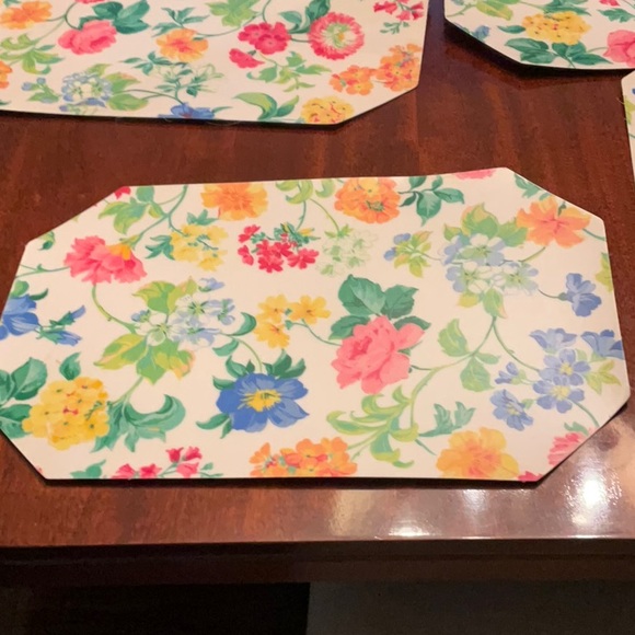 HOLT RENFREW VINTAGE FLORAL VINYL PLACEMATS - Picture 2 of 5